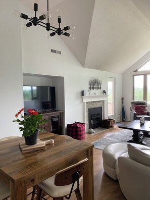Una Smart TV, una chimenea, libros