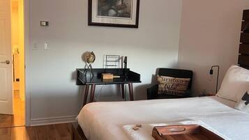 1 habitación, escritorio, tabla de planchar con plancha y cuna de viaje