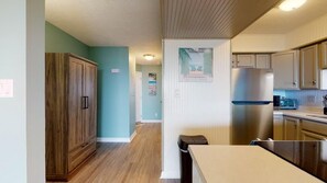 Kühlschrank, Wasserkocher mit Kaffee-/Teezubehör