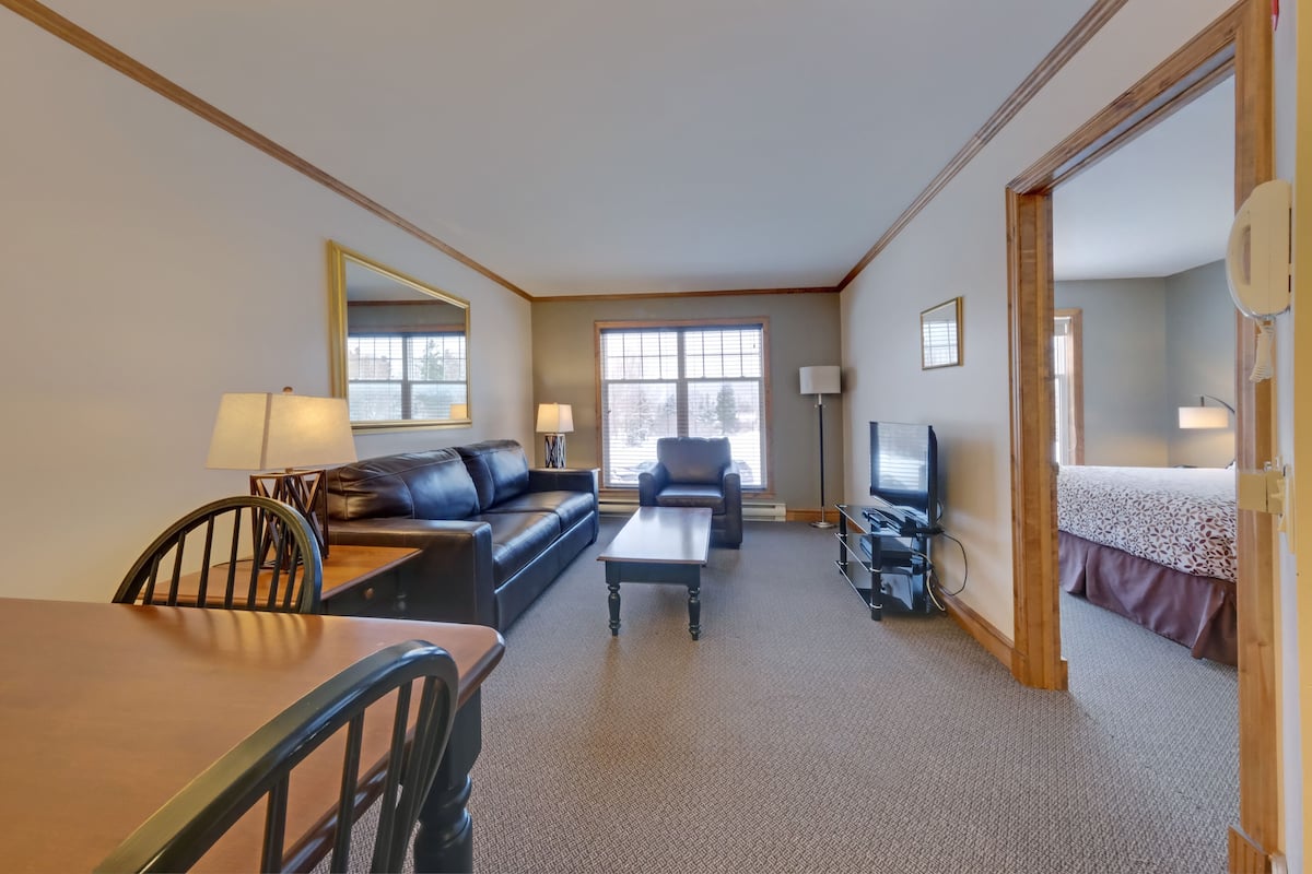 Suite, 1 Bedroom, Mountain View | Living area | 32-inch flat-screen TV with satellite channels