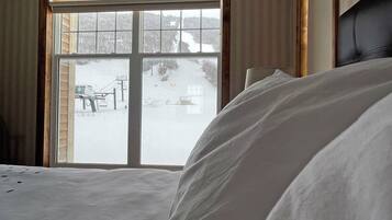 Suite, 2 chambres, vue sur la montagne | Fer et planche à repasser, accès au Wi-Fi (inclus), literie fournie