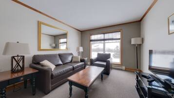 Suite, 1 Bedroom, Fireplace, Mountain View | Iron/ironing board, free WiFi, bed sheets