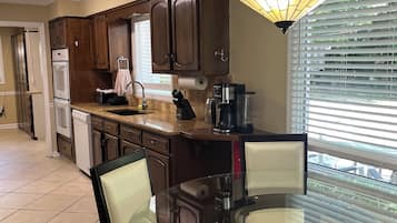 Microondas, horno, placa de cocina y lavavajillas