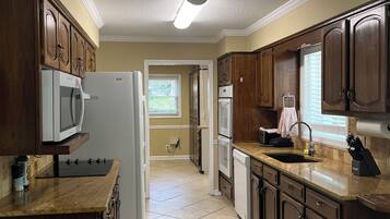 Microondas, horno, placa de cocina y lavavajillas