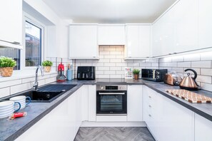 Private kitchen - Clover Court Lovely 2 bed house with garden and free off-street parking (Cwmbran)