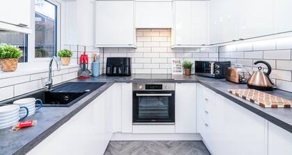 Clover Court Lovely 2 bed house with garden and free off-street parking
