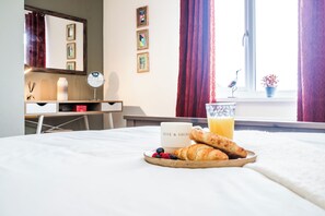 2 bedrooms, iron/ironing board, WiFi, bed sheets - Clover Court Lovely 2 bed house with garden and free off-street parking (Cwmbran)