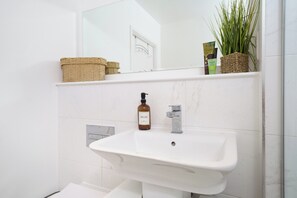Apartment | Bathroom | Separate bathtub and shower, deep-soaking bathtub, towels, toilet paper - Modern 1-bed Boutique-style Apartment in Croydon (Croydon)