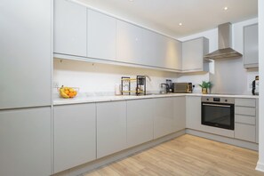 Apartment | Private kitchen | Fridge, microwave, oven, stovetop - Modern 1-bed Boutique-style Apartment in Croydon (Croydon)