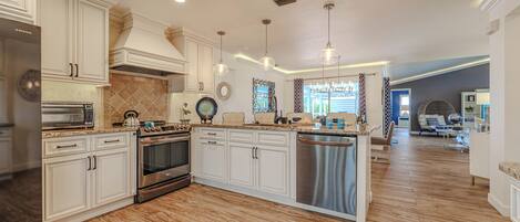 冰箱、微波炉、烤箱、炉灶