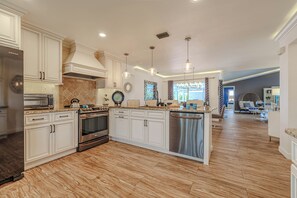 Fridge, microwave, oven, stovetop - Sleeps 6 - 3BR - 2BA - pool - sun deck (Cape Coral)