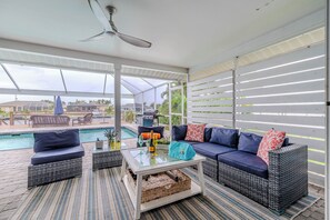 Outdoor dining - Sleeps 6 - 3BR - 2BA - pool - sun deck (Cape Coral)