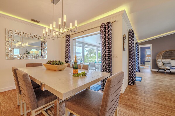 Dining - Sleeps 6 - 3BR - 2BA - pool - sun deck (Cape Coral)