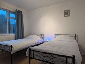 2 makuuhuonetta, silitysrauta/-lauta, Wi-Fi, vuodevaatteet