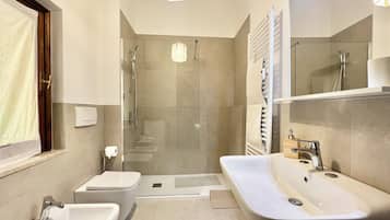 Asciugacapelli, bidet, asciugamani, sapone