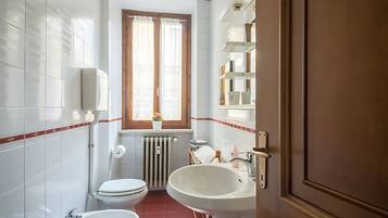 Asciugacapelli, bidet, asciugamani, sapone