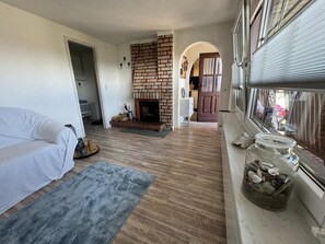 Smart TV, fireplace, table tennis, stereo