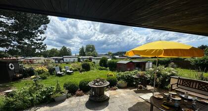 Small house by the lake Time out with a cozy fireplace & lake walk
