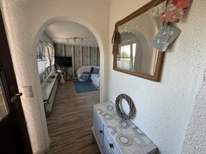 Smart TV, fireplace, table tennis, stereo