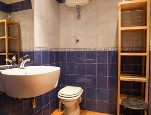 Phòng đôi Cao cấp | Phòng tắm | Buồng tắm vòi sen, máy sấy tóc, áo choàng tắm, chậu vệ sinh/vòi rửa 