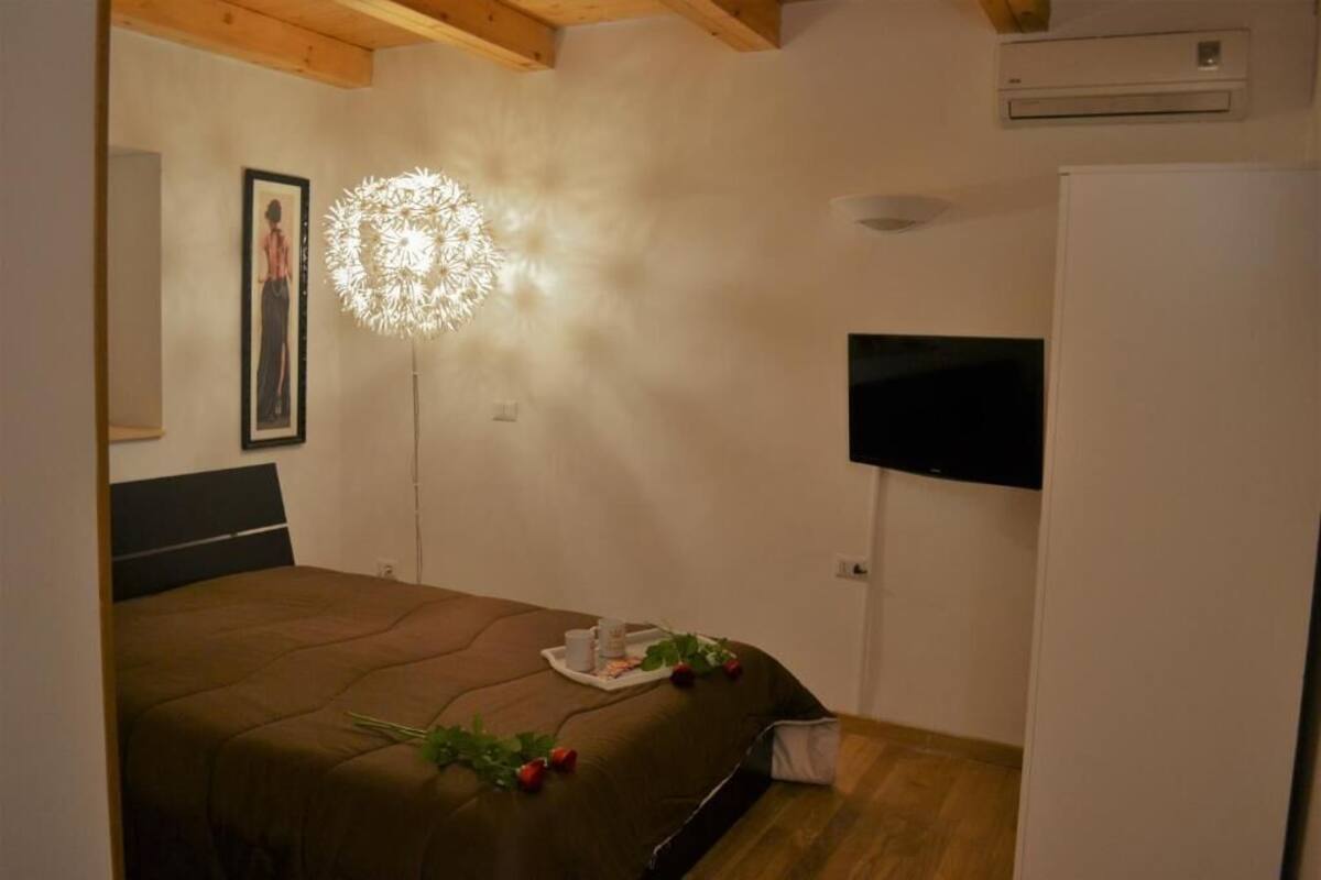 Basic Double Room | Desk, soundproofing, WiFi (free)