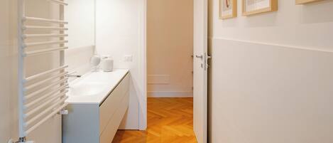 Douche, séchoir à cheveux, bidet, serviettes fournies