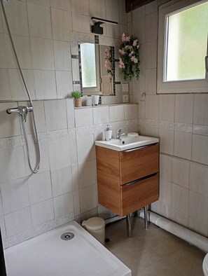 Douche, sèche-cheveux, serviettes fournies, savon