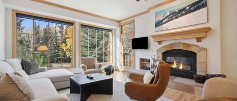 Een televisie en een open haard