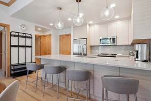 Fridge, microwave, oven, stovetop - Oxford Court 204 - 2 Bedroom Platinum Residence (Beaver Creek)