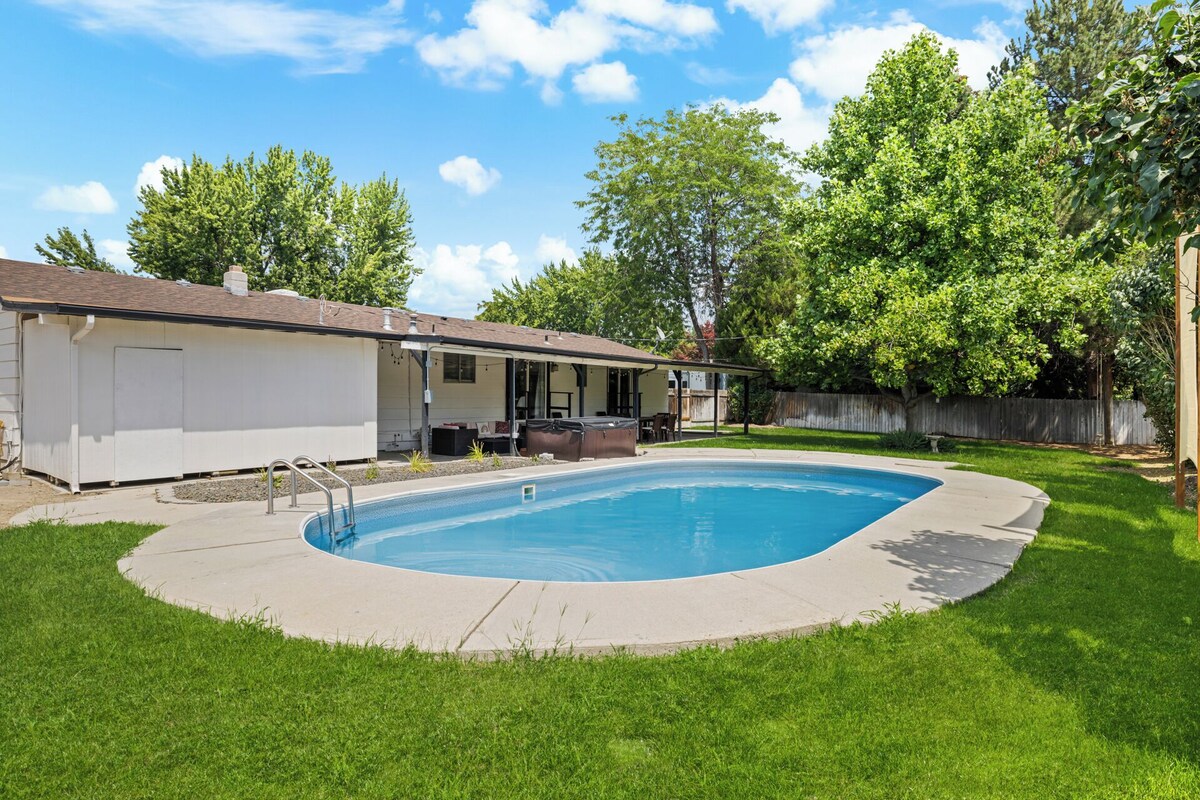 Poolside Paradise: Hot Tub, Foosball, Arcade!