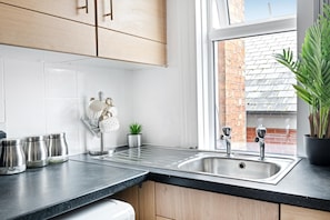 Huoneisto | Yksityinen keittiö | Jääkaappi, mikroaaltouuni, uuni, liesi