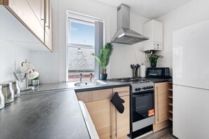 아파트 | 전용 주방 | 냉장고, 전자레인지, 오븐, 쿡탑