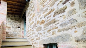 A stone staircase leading to a room with a small window. - Villa Angela Ranza 55 (città di castello)