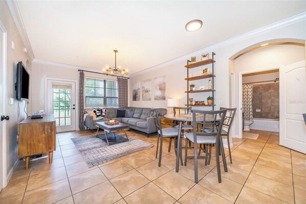 TV - Spacious 4 Bedroom Condo Resort Close to Disney (Davenport)