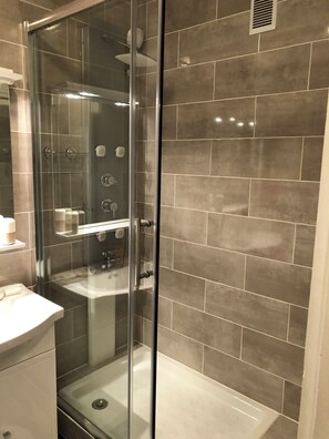 Shower, hair dryer, towels, soap - Bright, renovated apartment. (Paris)