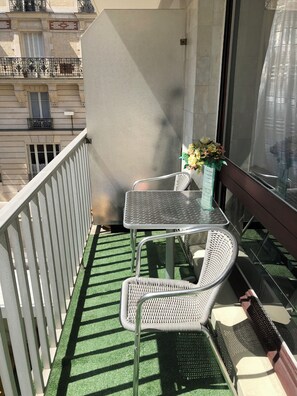 Outdoor dining - Bright, renovated apartment. (Paris)