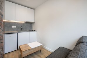 Studio | 12 bedrooms, desk