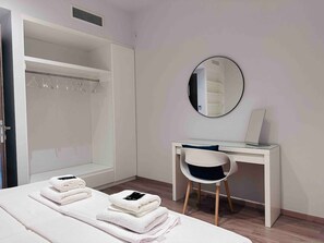 Apartment | 2 bedrooms, desk