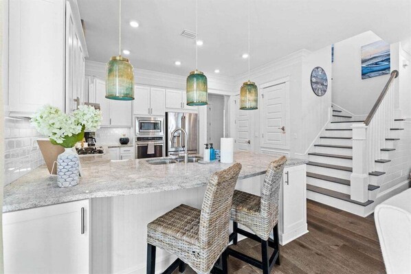 Kjøleskap, mikrobølgeovn, ovn og kokeplater