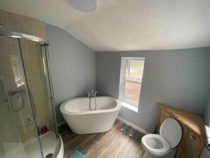 淋浴设施、吹风机、毛巾、肥皂