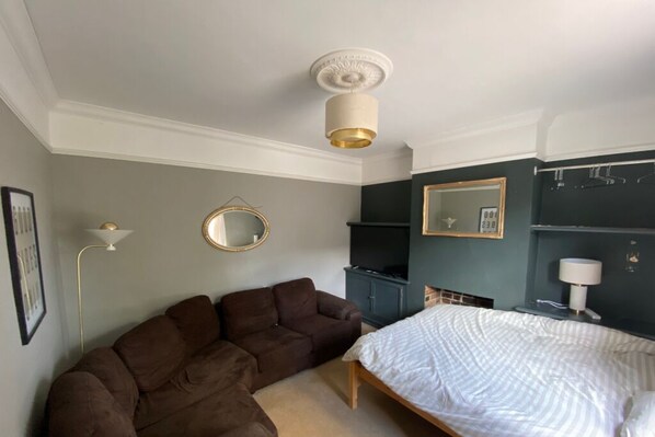 5 bedrooms, WiFi, bed sheets