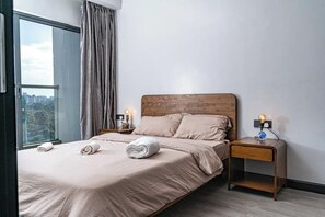 2 habitaciones, escritorio y tabla de planchar con plancha 