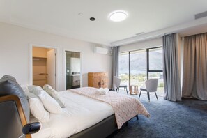 5 bedrooms, desk, iron/ironing board, travel crib