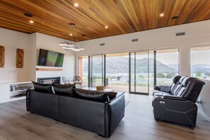 TV connectée, cheminée, livres, chaîne hi-fi