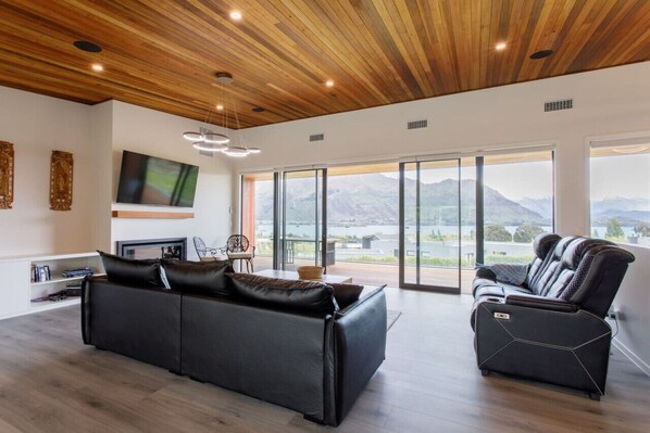 Smart TV, fireplace, books, stereo