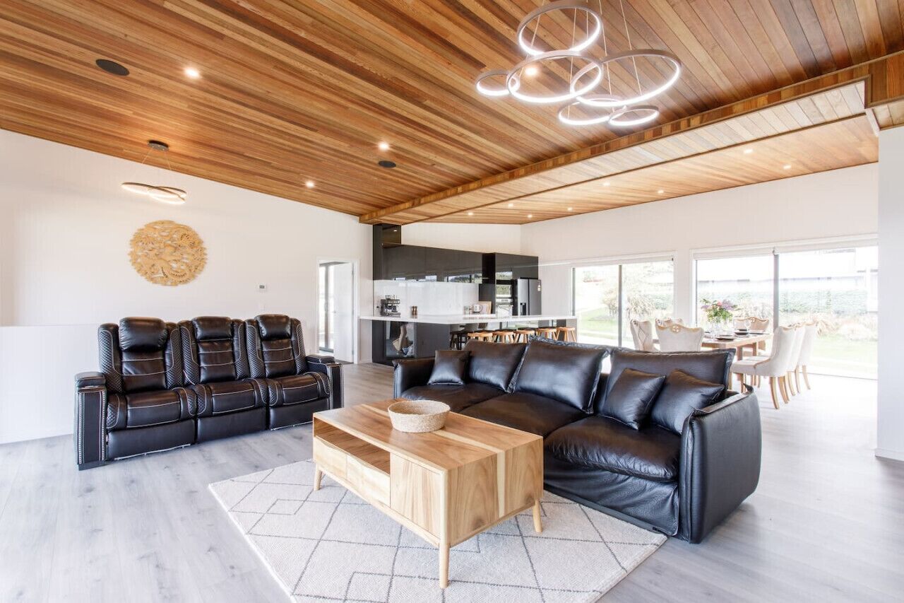 Smart-TV, Kamin, Bücher, Stereoanlage