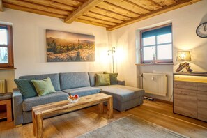 Fernseher, DVD-Player, Tischtennisplatte, Stereoanlage