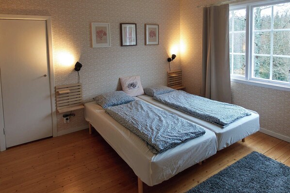 3 bedrooms, bed sheets