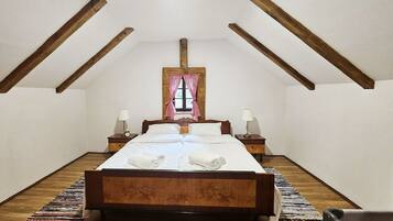 2 bedrooms, travel cot, WiFi, bed sheets