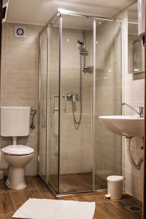 Een douche, een haardroger, handdoeken, zeep